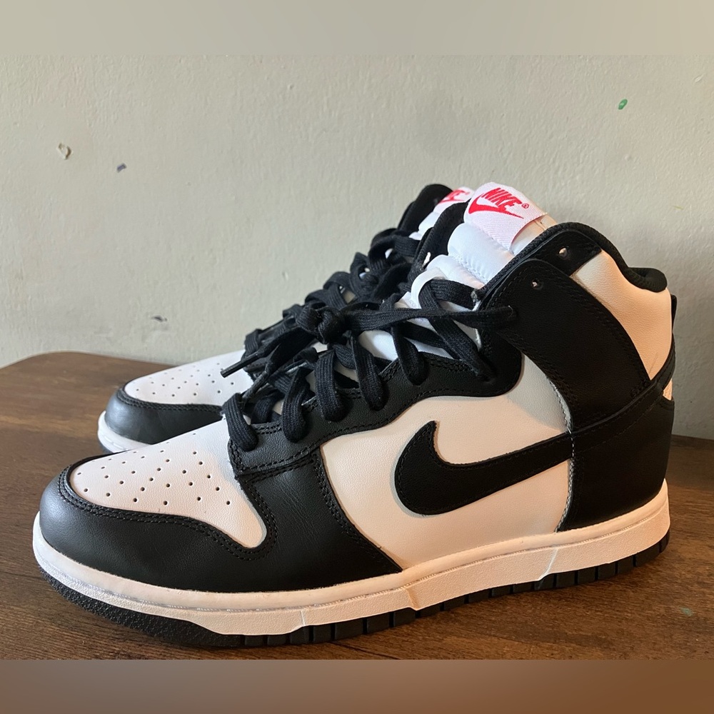 Nike Women's Black and White Sneakers